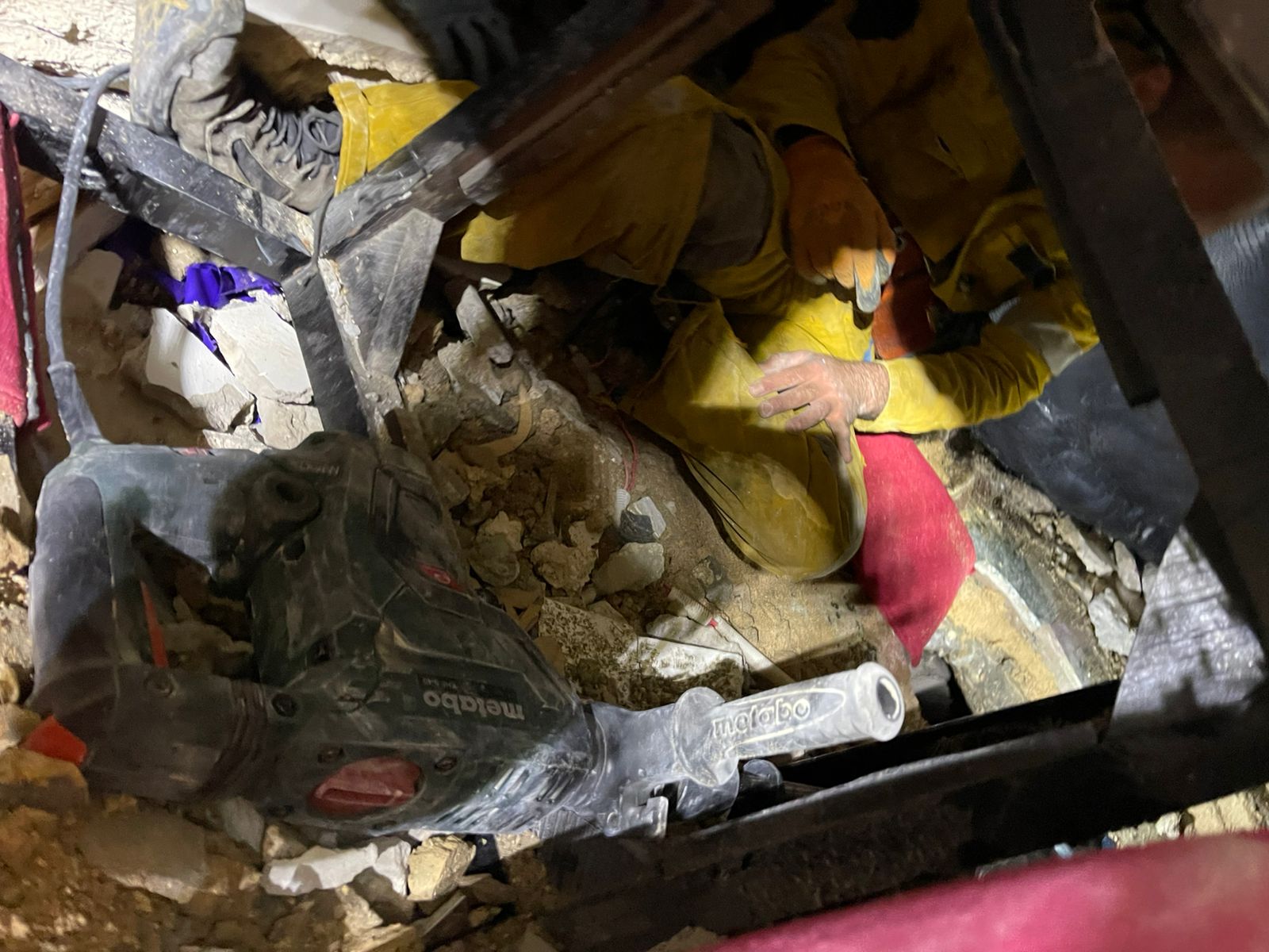 بالفيديو: عملية البحث عن ناجين مستمرّة